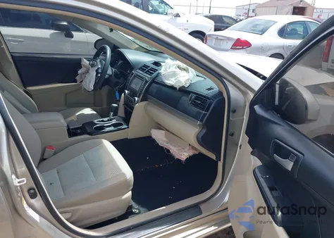 2014 Toyota Camry Le z USA, uszkodzony, nr VIN 4T1BF1FK8EU435432